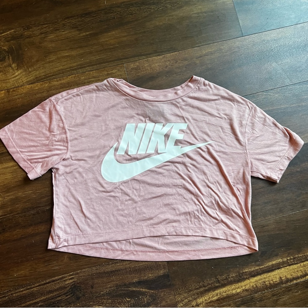 Baby pink Nike logo crop tee